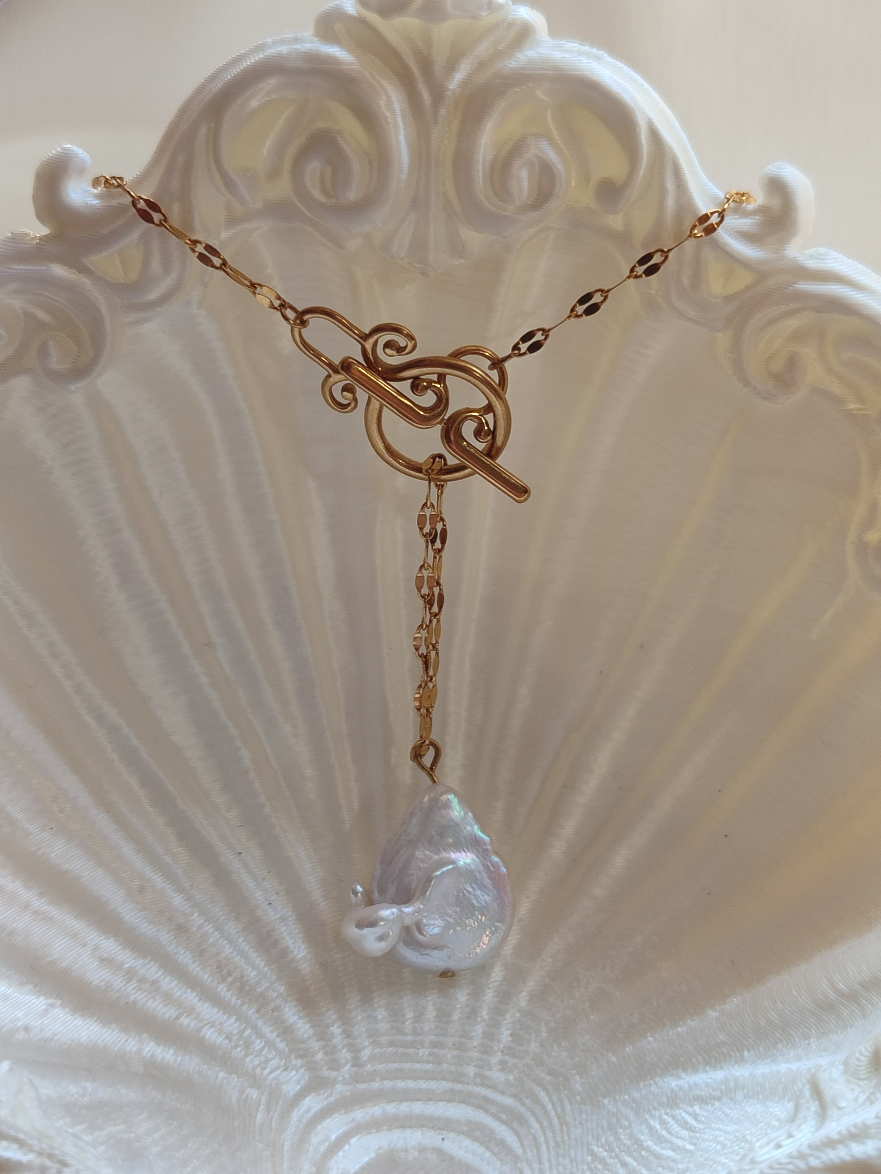 Leuke Necklace