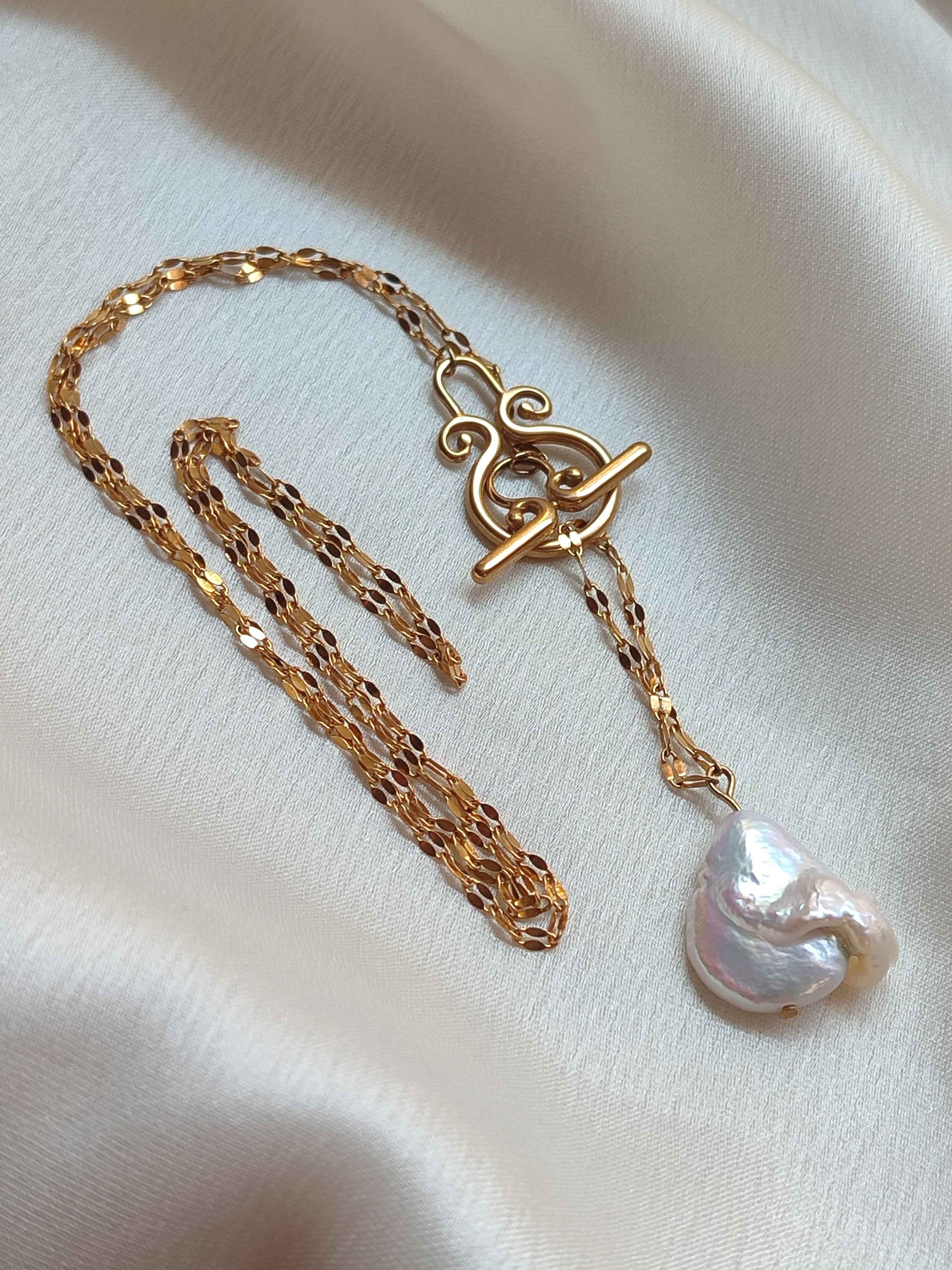 Leuke Necklace
