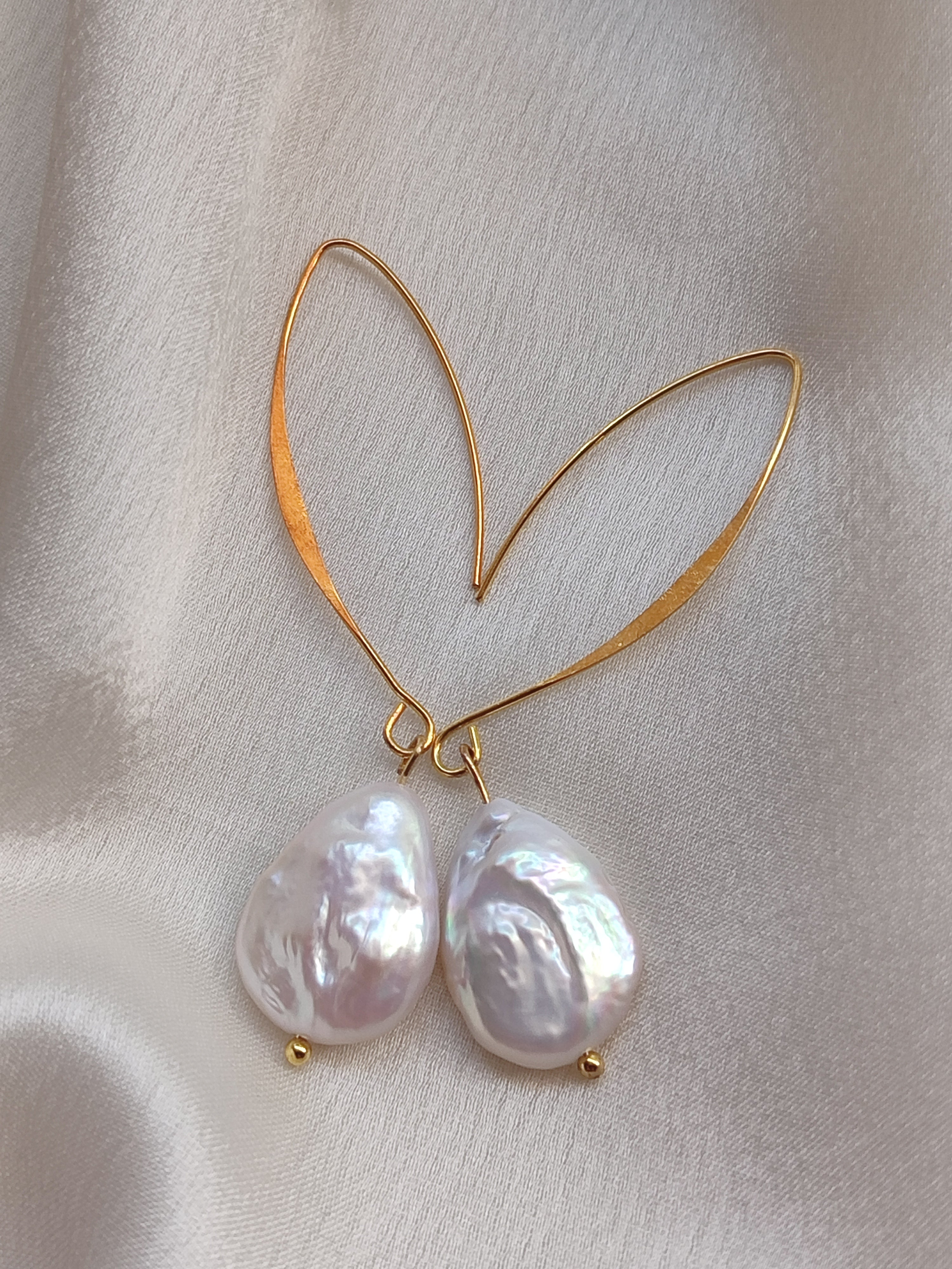 Leukē Earrings