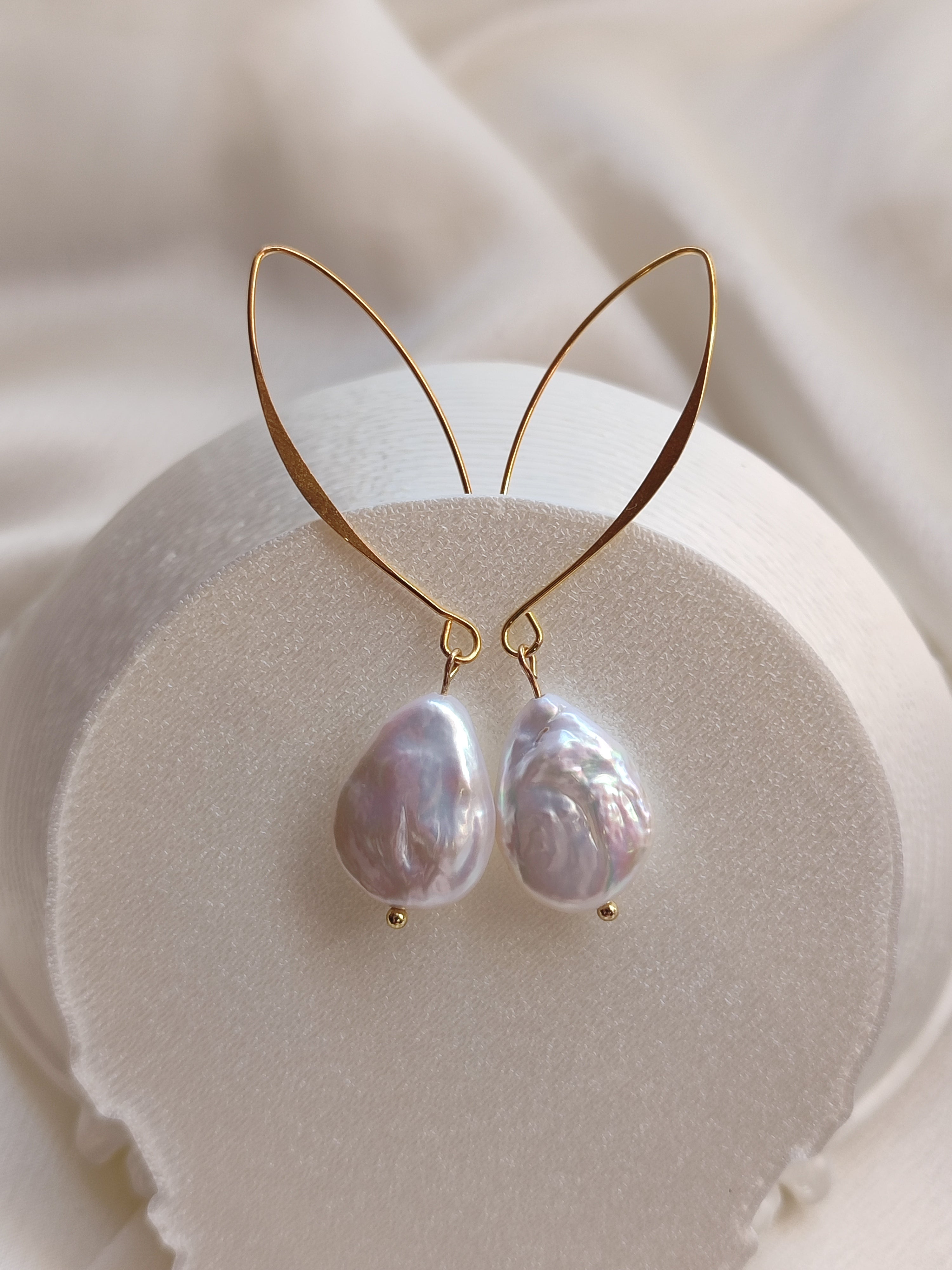 Leukē Earrings